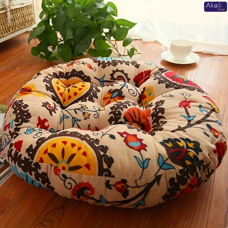 Coussin de sol rond en coton et lin, esprit bohème, tatami Nesty, coussin de sol rond capitonné à imprimé floral folklorique beige, brun et rouge, posé au sol près d'une tasse