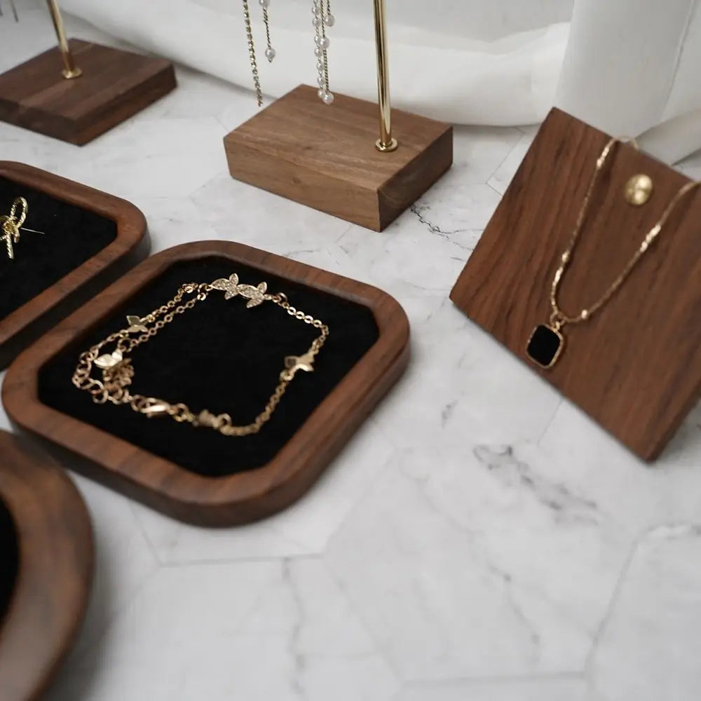 Plateau à bijoux en bois Nesty - Gros plan sur les plateaux à velours noir avec bracelet et présentoir à collier
