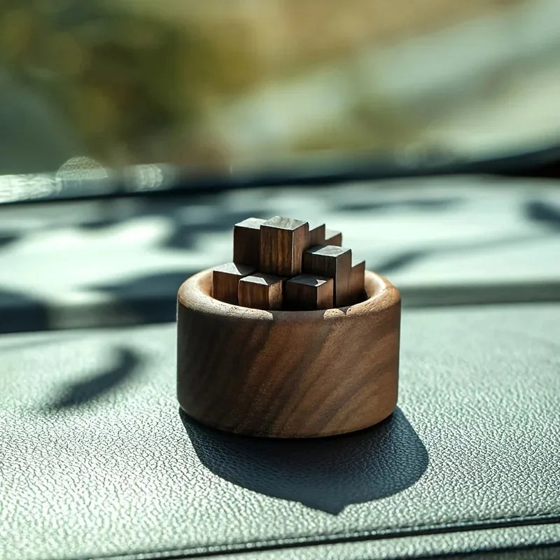 Diffuseur de parfum en bois Nesty - Posé sur le tableau de bord d'une voiture