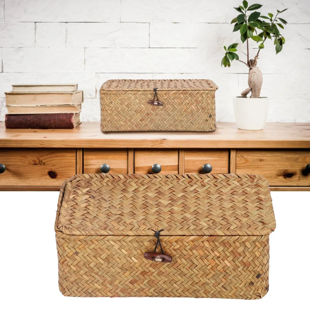 Panier de rangement rectangulaire en jonc de mer tressé main avec couvercle Nesty, deux tailles fermées, l'une sur une étagère avec livres et plante