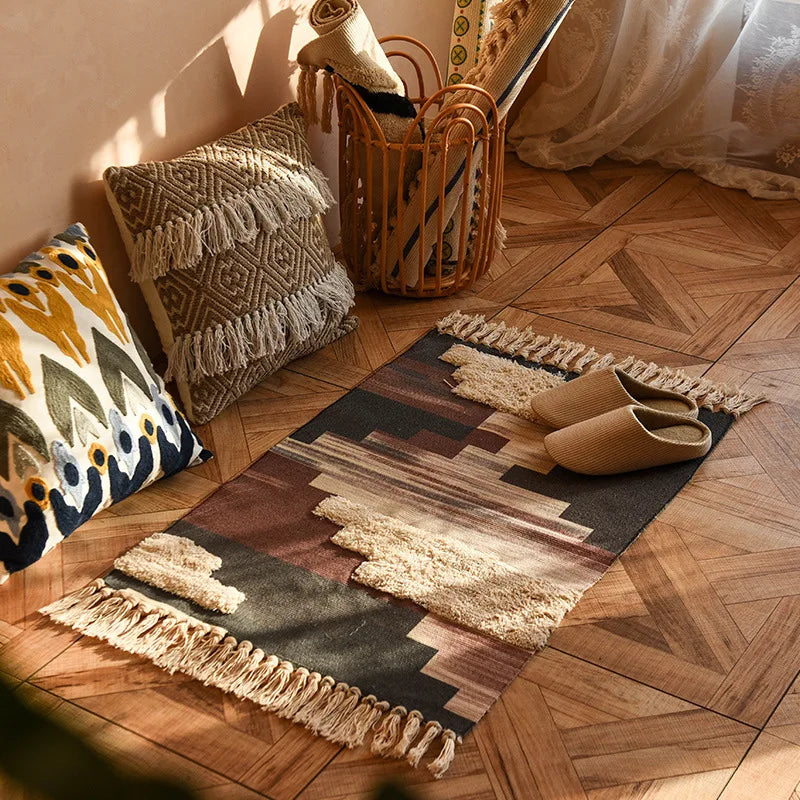 Tapis tissé main à franges — esprit bohème - Nesty, variante motif dégradé en escalier marron et écru à franges, chaussons posés dessus