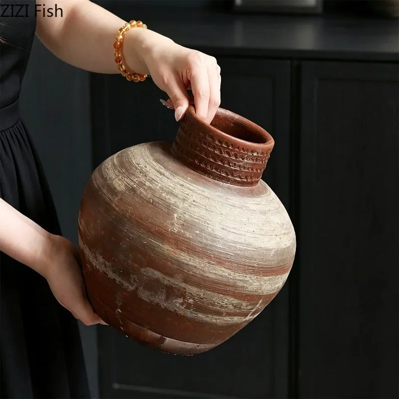 Vase en céramique strié, esprit wabi-sabi rétro Nesty, tenu à la main, robe noire, meuble noir en arrière-plan