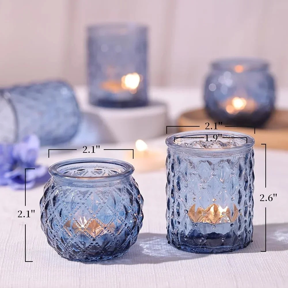 Photophores en verre à motif losange Nesty - Deux tailles en bleu avec dimensions indiquées, bougies allumées