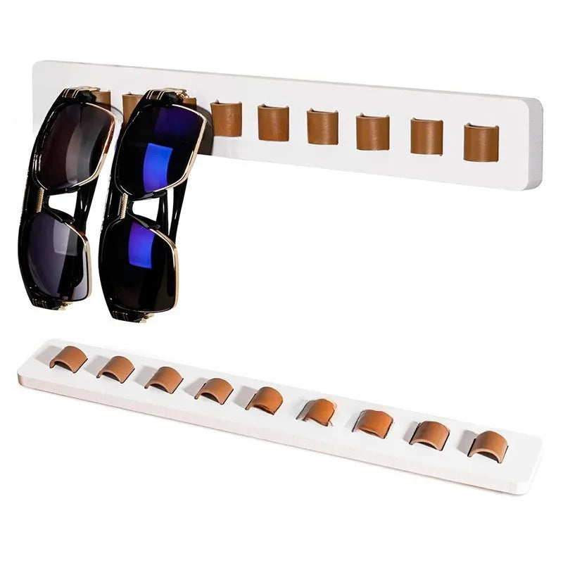Porte-lunettes mural en bois Nesty, deux coloris présentés superposés, bois naturel et blanc, avec deux paires de lunettes