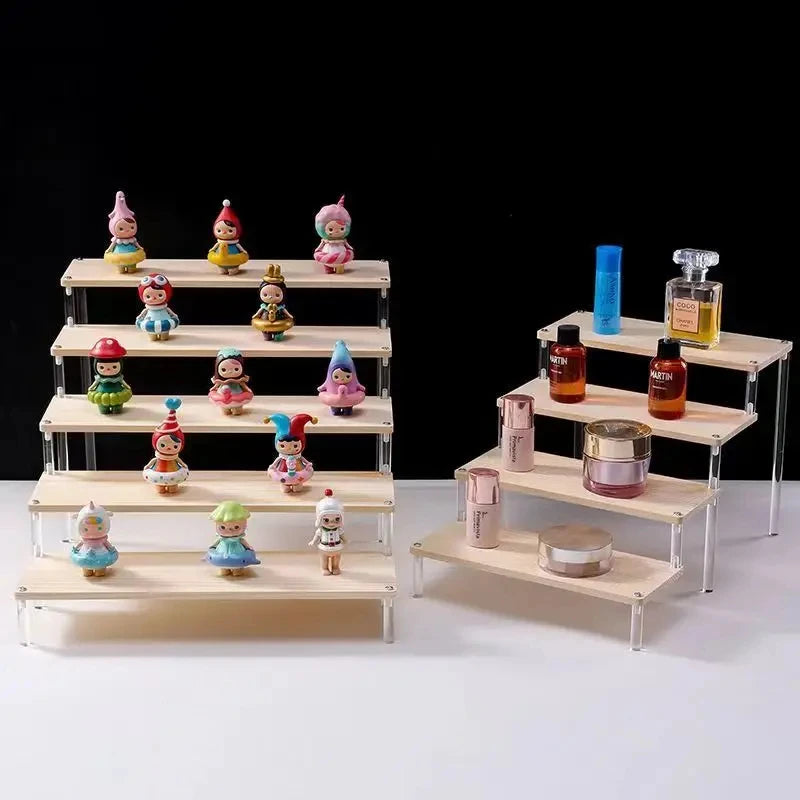 Présentoir étagé en acrylique à 1 à 5 niveaux Nesty, présentoirs en bois clair garnis de figurines et de flacons de cosmétiques
