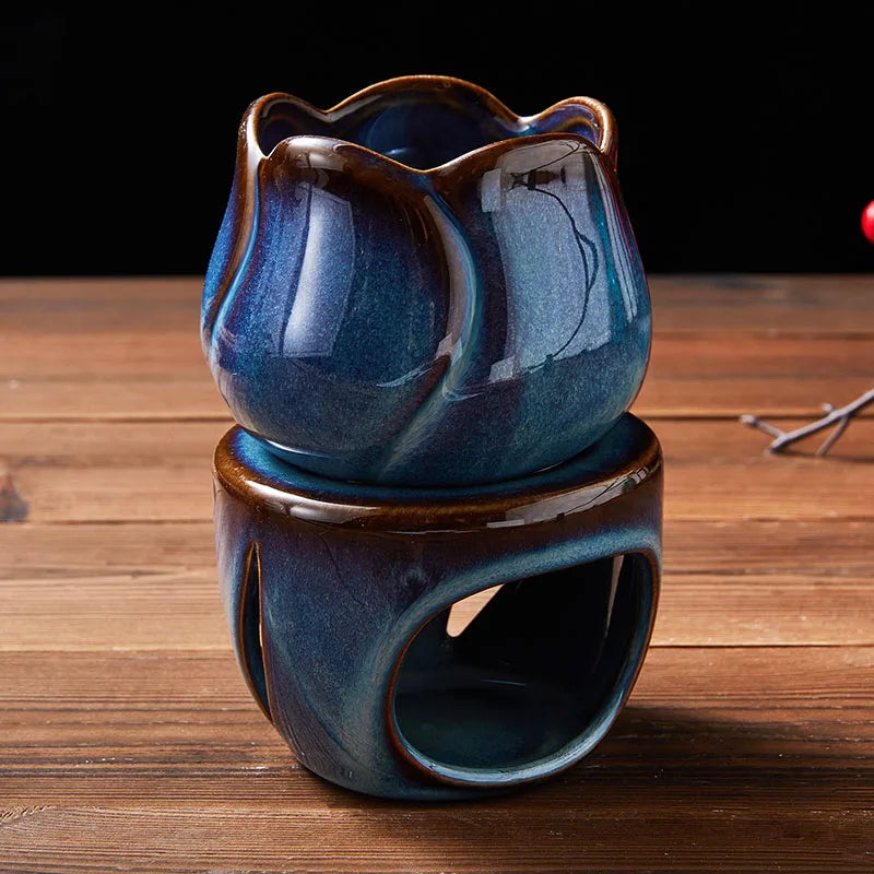 Brûle-encens en céramique deux pièces Nesty - Ensemble assemblé en émail bleu flammé sur table en bois