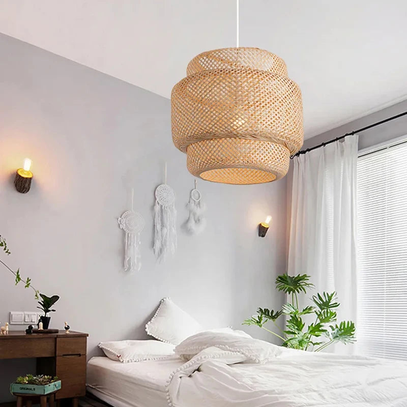Suspension en bambou tressé Nesty - Luminaire dans une chambre bohème avec attrape-rêves et plantes vertes