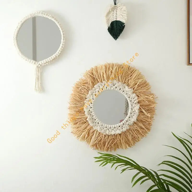 Miroir mural rond à franges de raphia et bordure crochet coton, à côté d'un petit miroir à cadre macramé, style bohème - Nesty