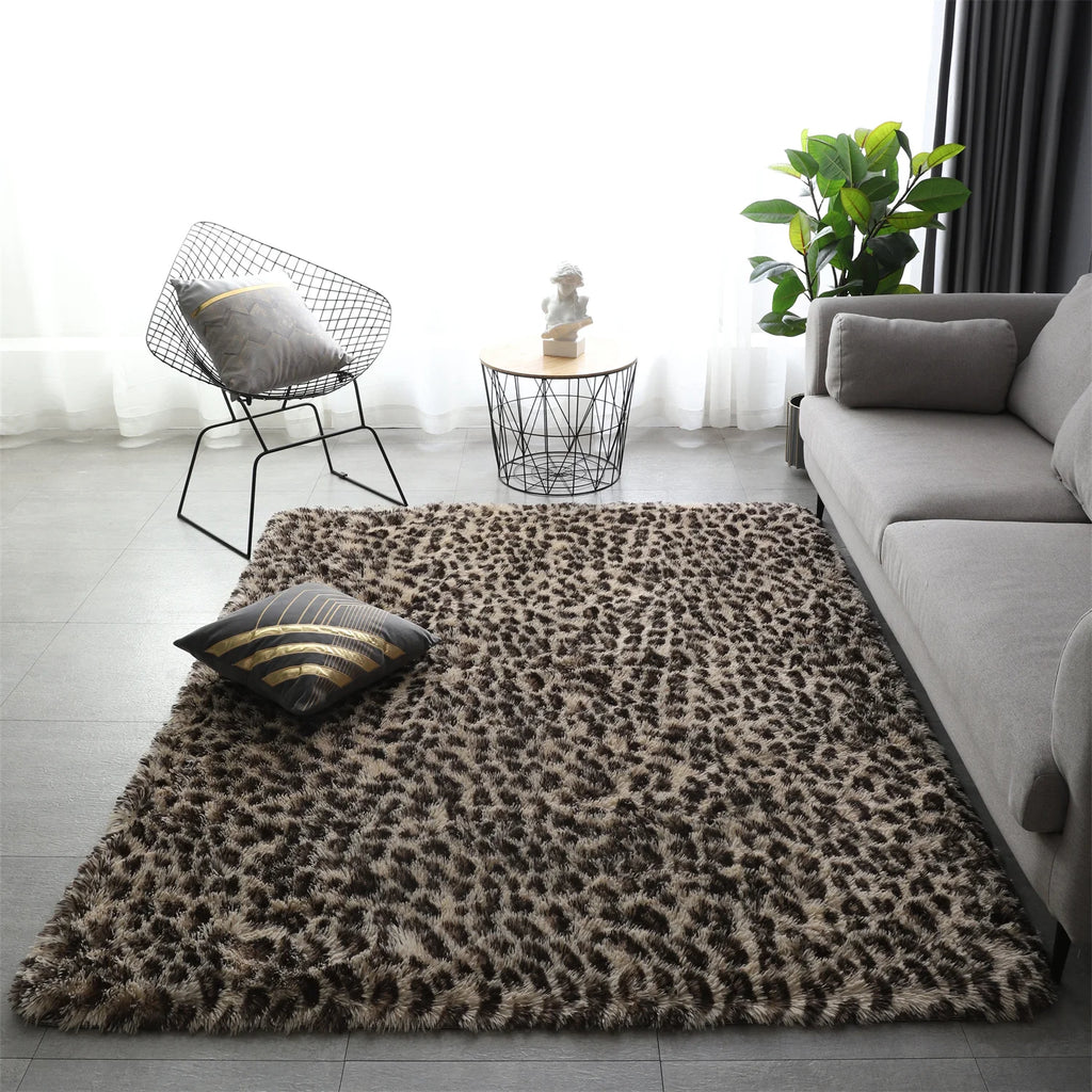 Tapis shaggy moelleux — plusieurs motifs - Nesty, même tapis léopard vu sous un autre angle, près d'une chaise en fil métallique