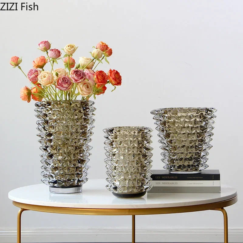 Vase en verre froissé transparent Nesty - Trois tailles avec roses roses et oranges, sur table en marbre avec livres