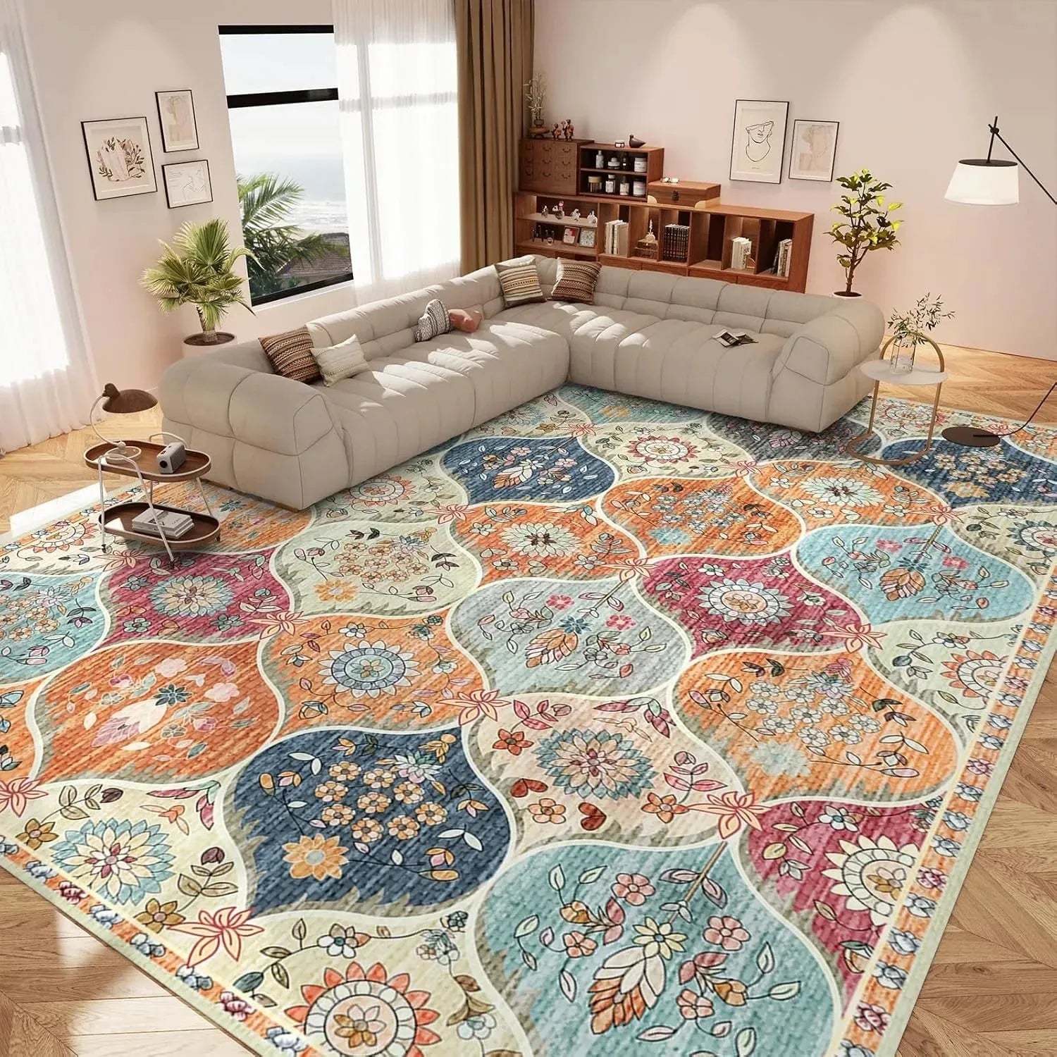 Tapis à motif oriental Nesty - Velours doux et lavable, motif floral bohème multicolore dans un salon avec canapé beige