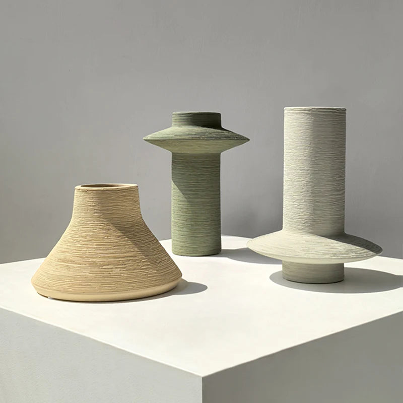 Vase en céramique papillon, texture brossée wabi-sabi Nesty, les trois formes groupées différemment, vert sauge au centre, beige à gauche, gris à droite