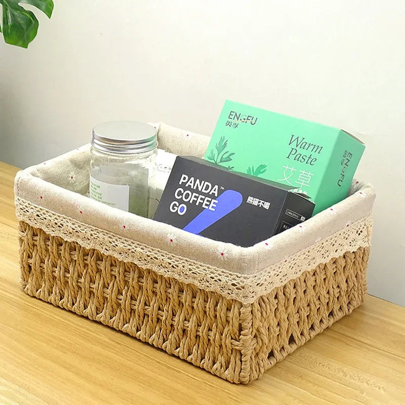 Panier de rangement tressé à doublure fleurie Nesty - Rempli de boîtes et d'un pot, sur table en bois près d'une plante