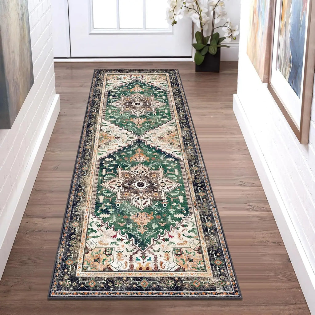 Tapis de couloir style persan Nesty - Tapis médaillon vert émeraude et crème posé dans une entrée en bois