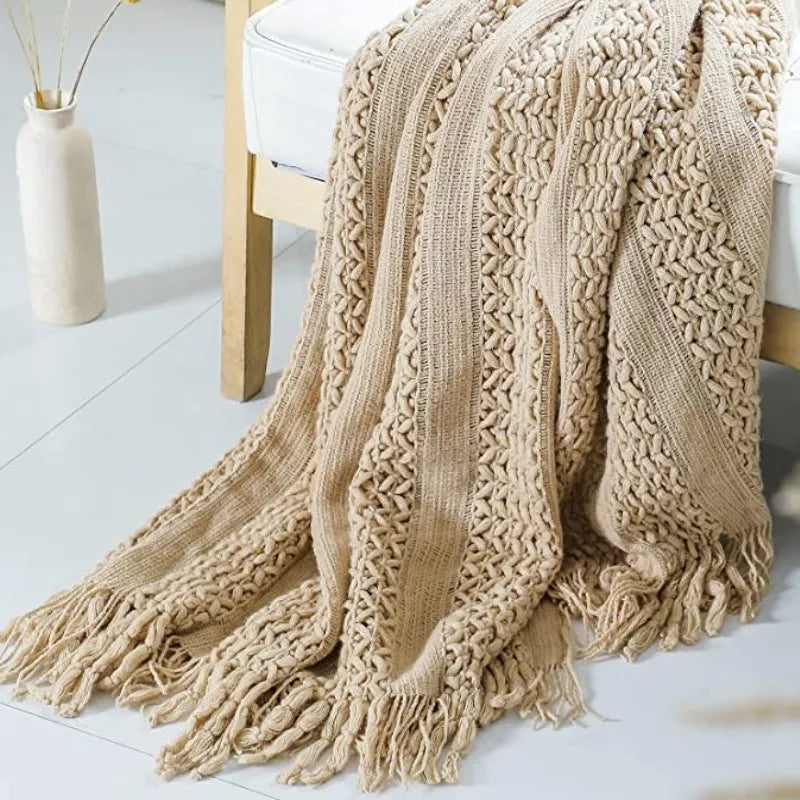 Plaid tricoté texture jacquard Nesty - Coloris beige drapé sur chaise en bois près d'un vase, franges longues