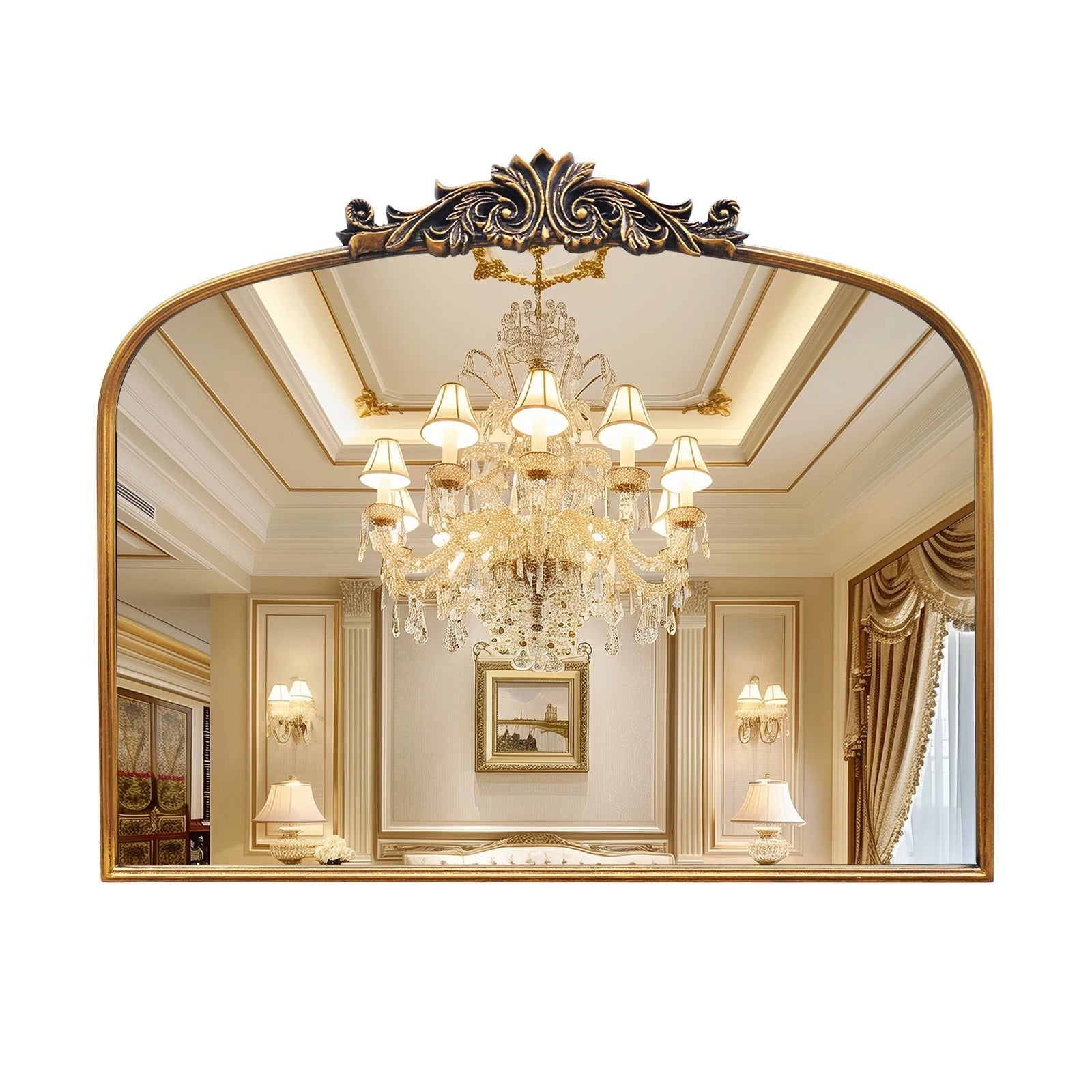 Miroir baroque cintré — relief doré - Nesty, miroir baroque cintré doré à fronton en relief, reflet d'un intérieur cossu avec lustre à pampilles