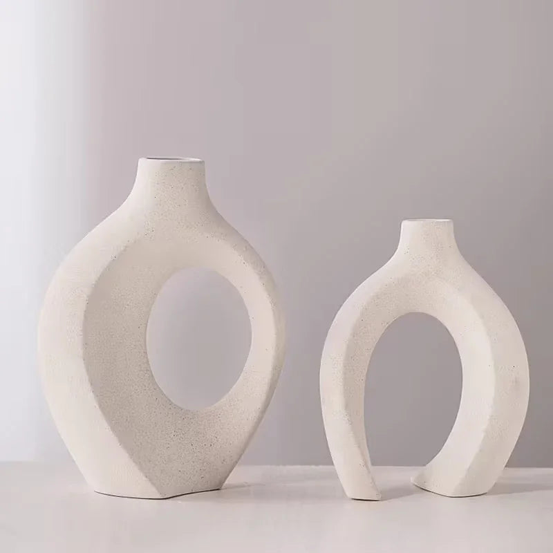 Set de vases blancs en plastique — style européen - Nesty - Deux tailles de vases anneau blanc mat vides, côte à côte sur fond gris