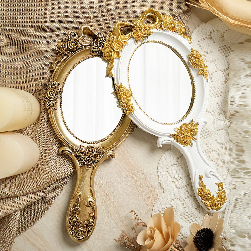 Miroir à main baroque Nesty - Modèles doré et blanc superposés en gros plan, motifs de roses en relief