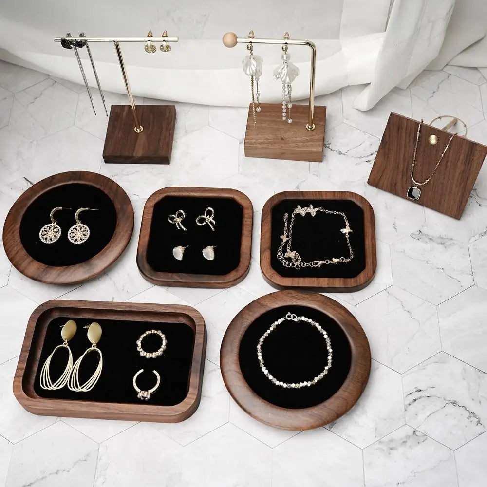 Plateau à bijoux en bois Nesty - Ensemble complet de plateaux et présentoirs en bois avec bijoux, sur marbre