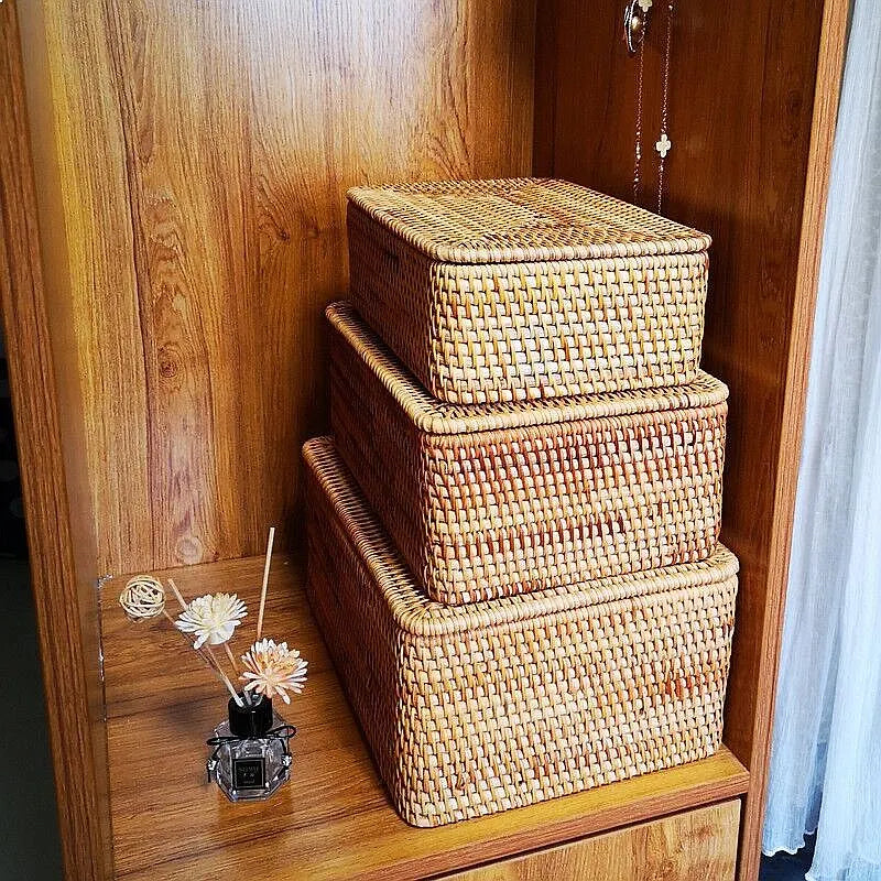 Boîte de rangement carrée en rotin tressé avec couvercle Nesty, trois tailles empilées en pyramide dans une armoire en bois, diffuseur de parfum et bijoux suspendus