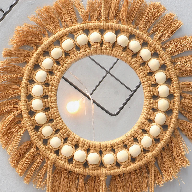 Miroir tapisserie macramé rond à perles en bois, gros plan avec guirlande lumineuse dans le reflet - Nesty