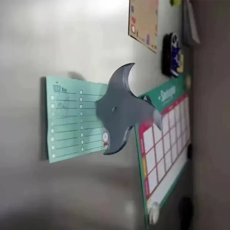 Magnet de frigo couteau en relief Nesty - Gros plan sur le frigo près d'un calendrier