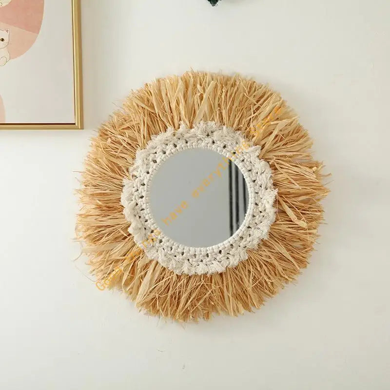 Miroir mural rond à franges de raphia naturel et bordure crochet coton blanc, à côté d'un cadre illustré chat - Nesty