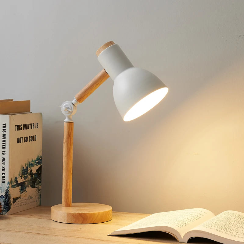 Lampe de bureau nordique en bois Nesty - Modèle blanc éclairant un livre ouvert, socle en bois massif