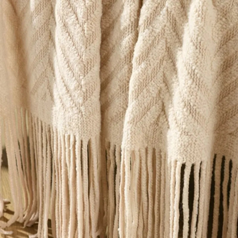 Plaid tricoté crème à franges Nesty - Gros plan sur les longues franges effilées et le motif chevrons