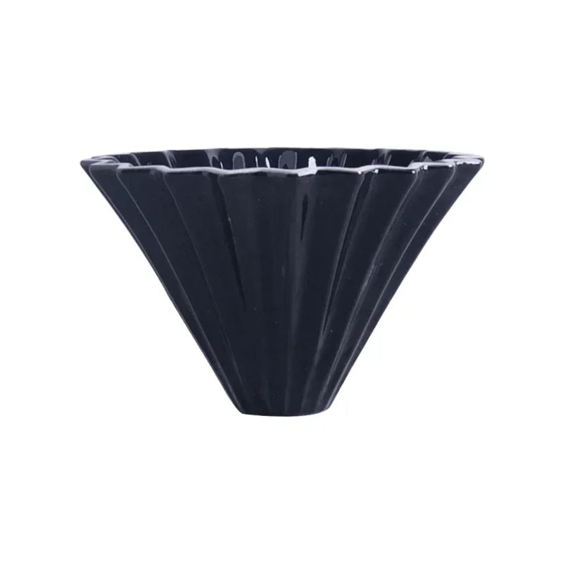 Set dripper à café en céramique avec pichet en verre Nesty, dripper noir cannelé en forme d'origami, vue de face sur fond blanc