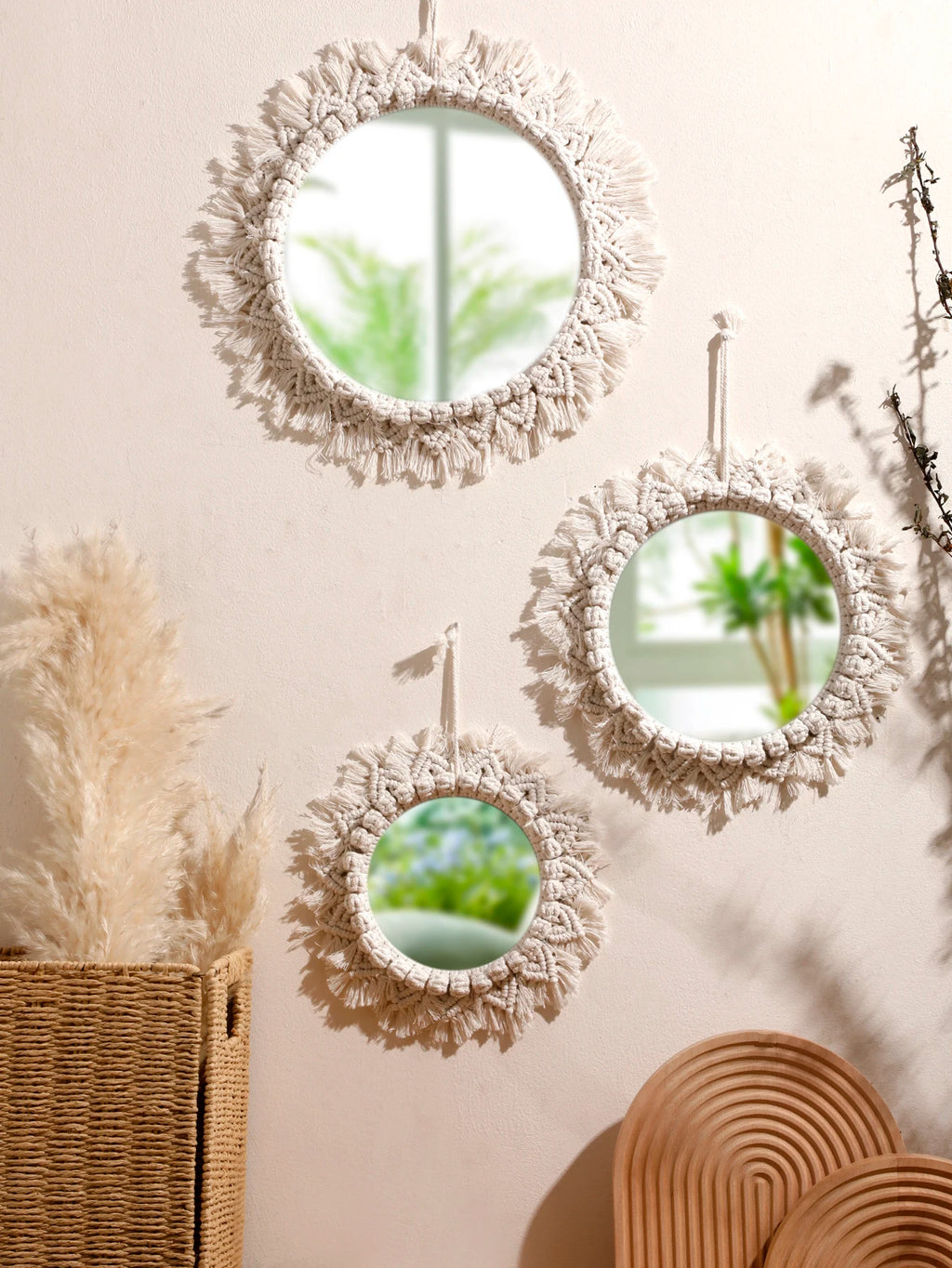 Trois miroirs muraux ronds macramé à franges suspendus, tailles décroissantes, avec panier en osier et pampas - Nesty