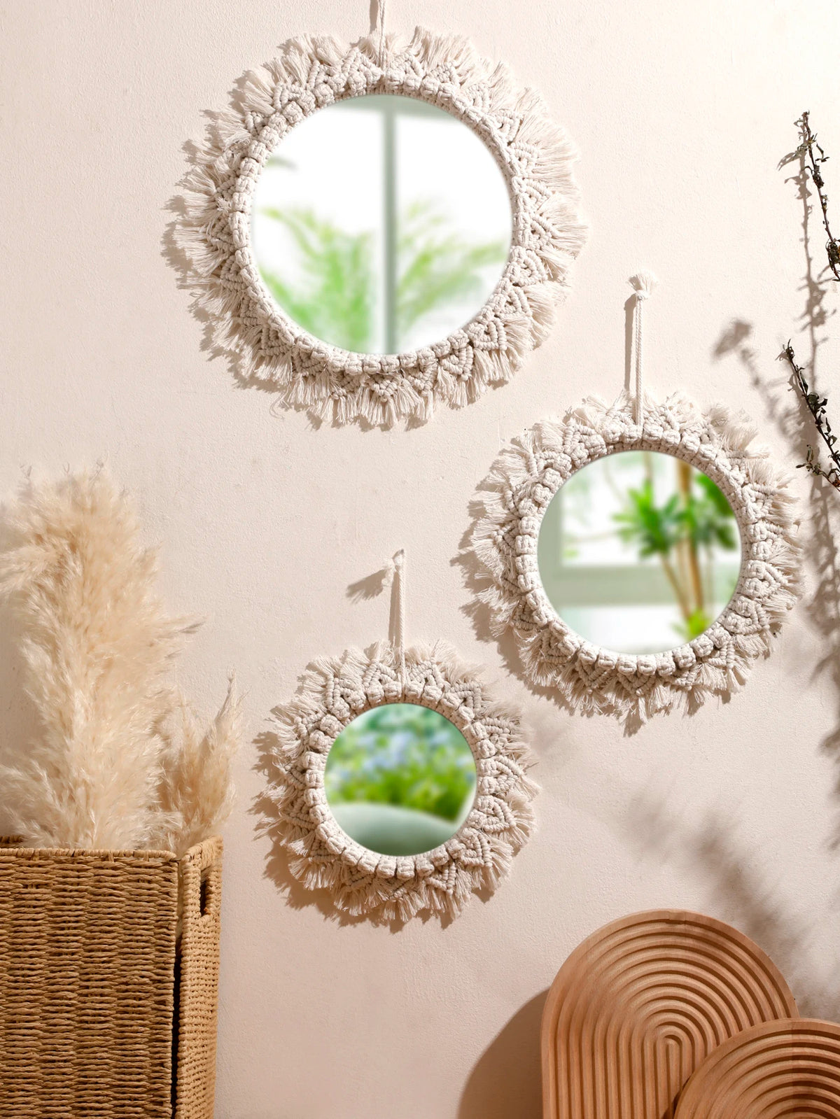 Trois miroirs muraux ronds macramé à franges suspendus, tailles décroissantes, avec panier en osier et pampas - Nesty
