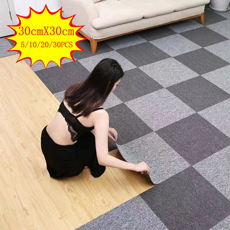 Dalles de moquette autocollantes 30x30 cm - Nesty, damier gris clair et gris foncé, femme en train de coller les dalles au sol