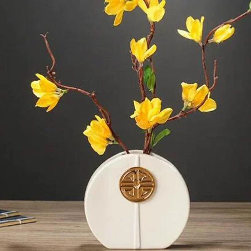 Vase en céramique blanche Nesty - Forme galet avec médaillon doré fendu, avec branche de fleurs jaunes