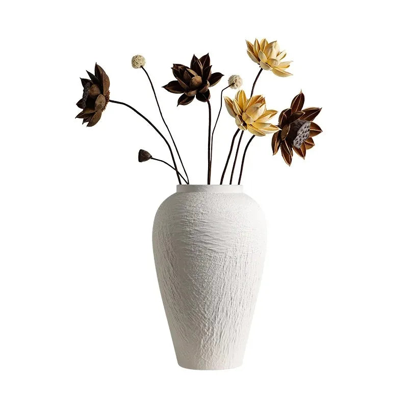 Vase en céramique blanche, style wabi-sabi Nesty, format texturé garni de fleurs de lotus séchées brunes et jaunes, fond blanc