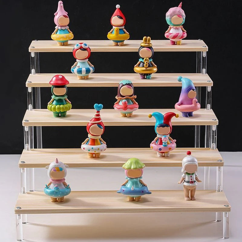 Présentoir étagé en bois et acrylique à 1 à 5 niveaux Nesty, présentoir à 4 niveaux garni de figurines de personnages colorés, sur fond noir