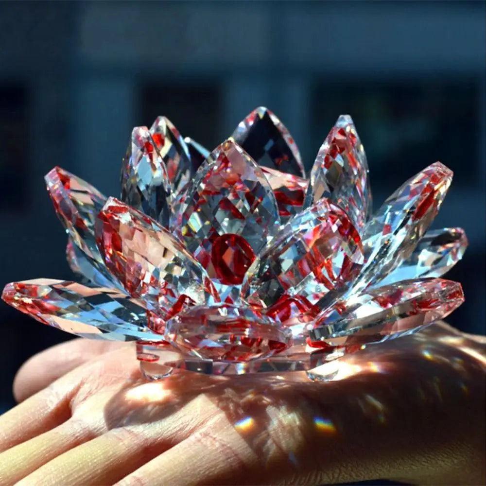 Fleur de lotus en cristal Nesty - Coloris rouge et transparent, tenue dans une main