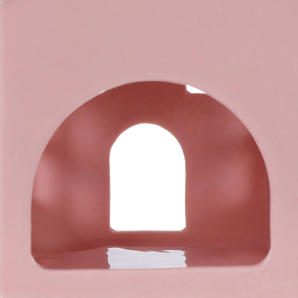 Photophore céramique rose forme maisonnette, gros plan sur la porte cintrée ajourée - Nesty