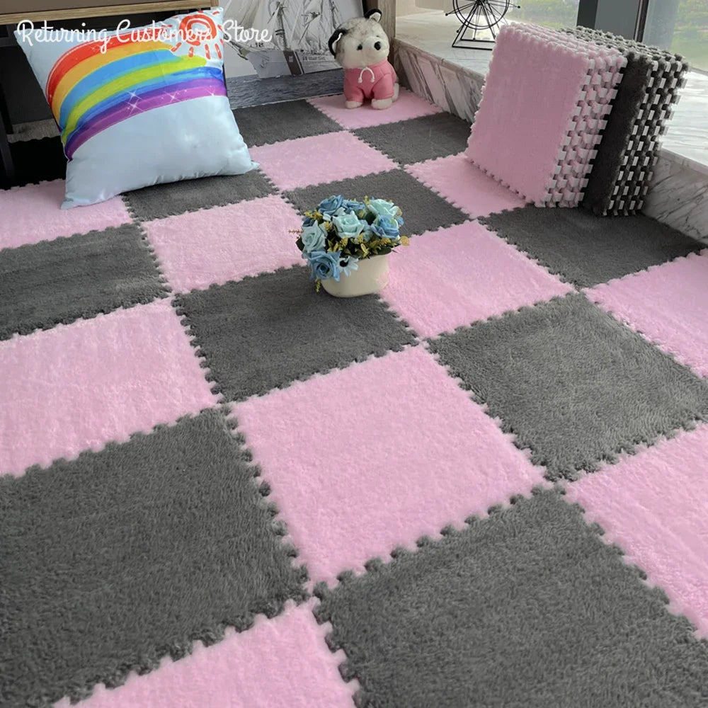 Tapis puzzle moelleux pour enfant — dalles à assembler - Nesty, dalles roses et grises en damier, coussin arc-en-ciel et vase de fleurs bleues