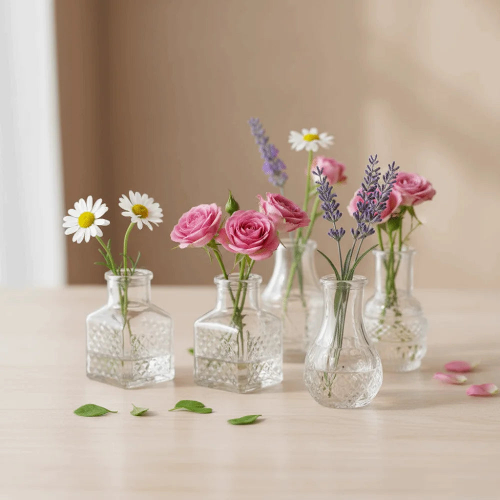 Lot de 10 mini vases en verre transparent, relief rétro Nesty, cinq mini vases garnis de marguerites, roses et lavande sur table claire