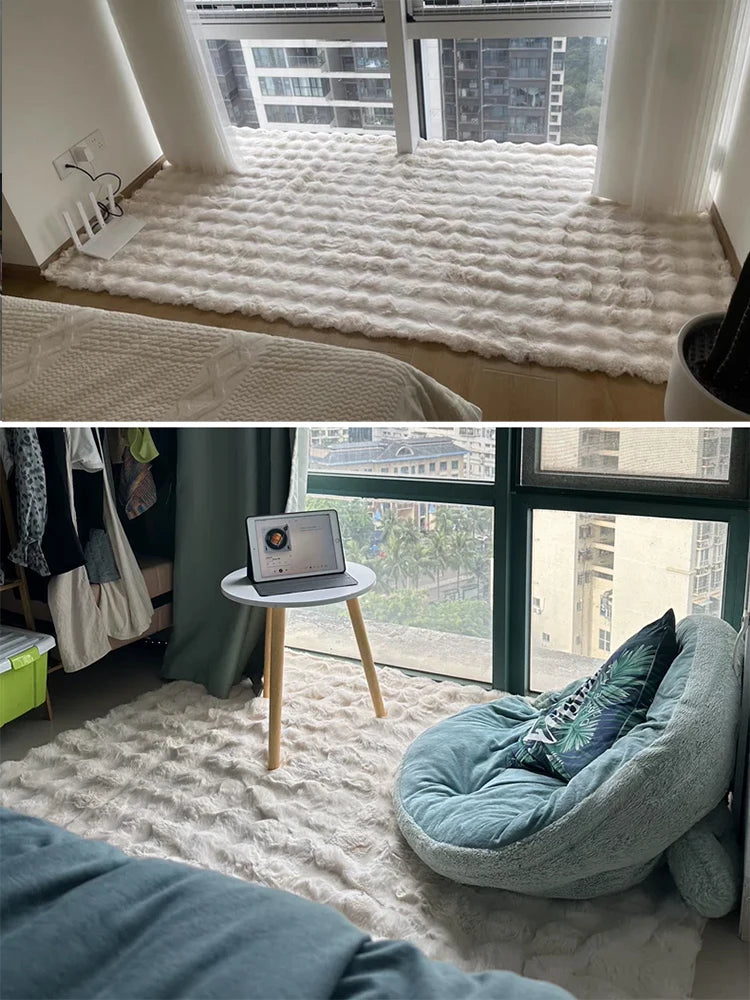 Tapis moelleux façon fourrure — coloris variés - Nesty, coloris ivoire à relief vagues, installé sous une fenêtre et près d'un fauteuil vert