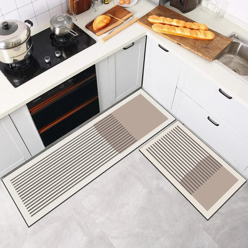 Tapis de cuisine long à rayures en diatomée - Nesty, motif rayures marron et beige, set de 2 tapis dans une cuisine avec du pain