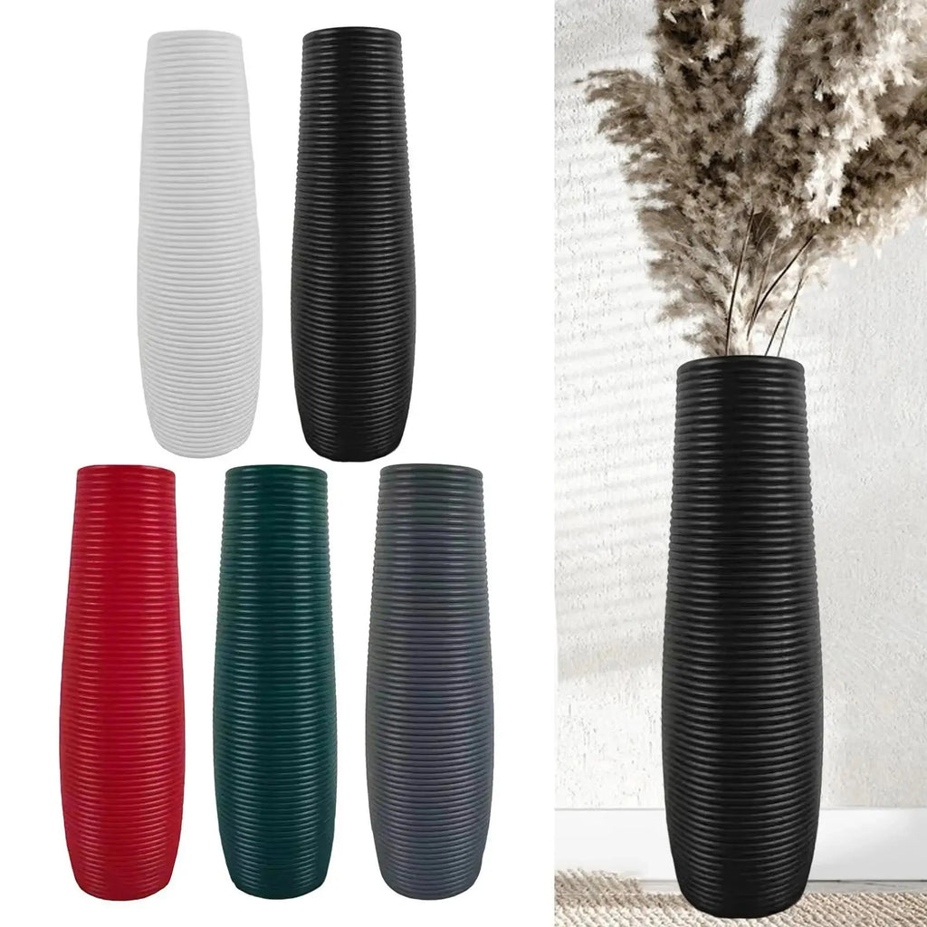 Vase décoratif à lignes texturées Nesty - Cinq coloris disponibles et modèle noir avec pampa, en situation