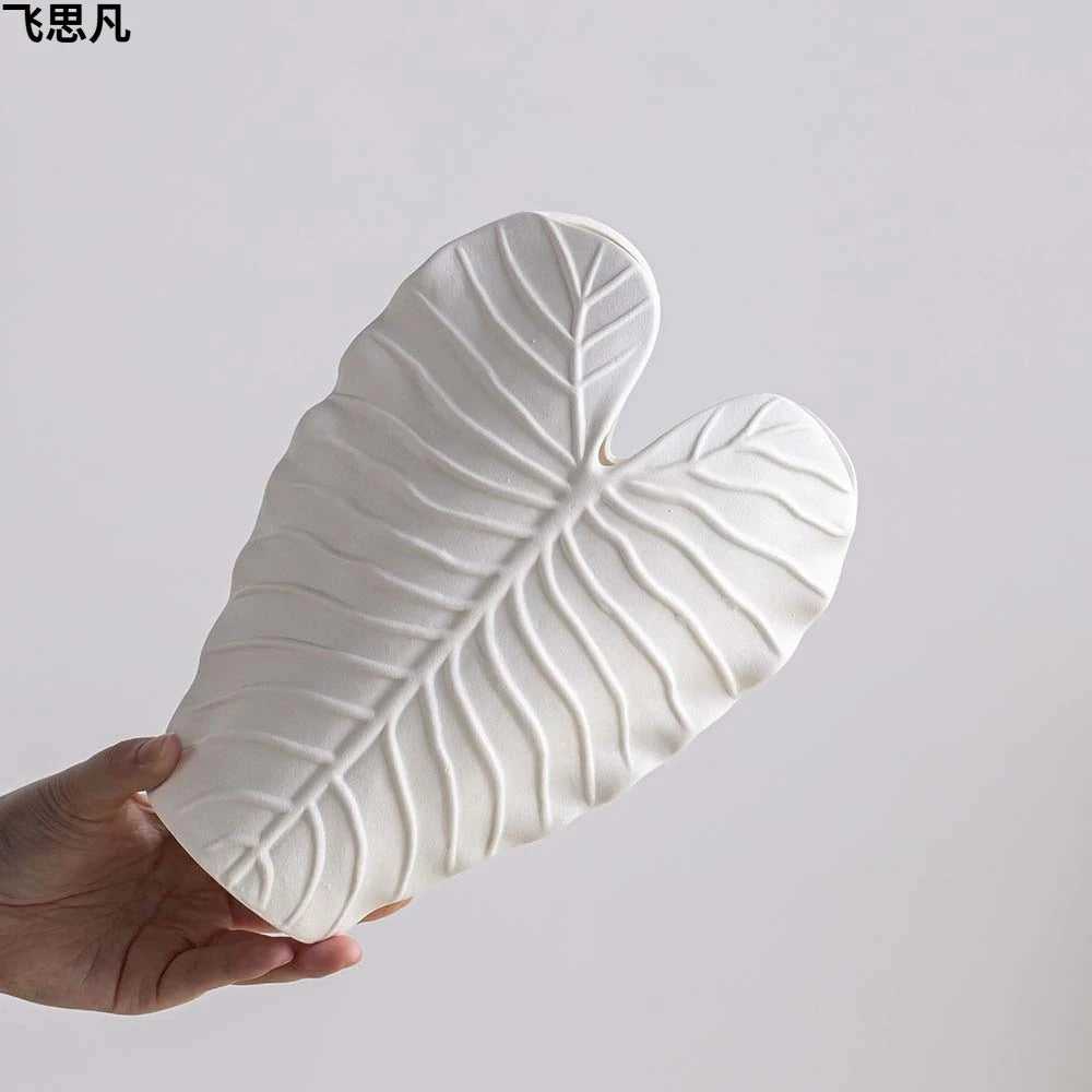 Vase en porcelaine texturé feuille cœur, finition mate (vue 6) - Nesty