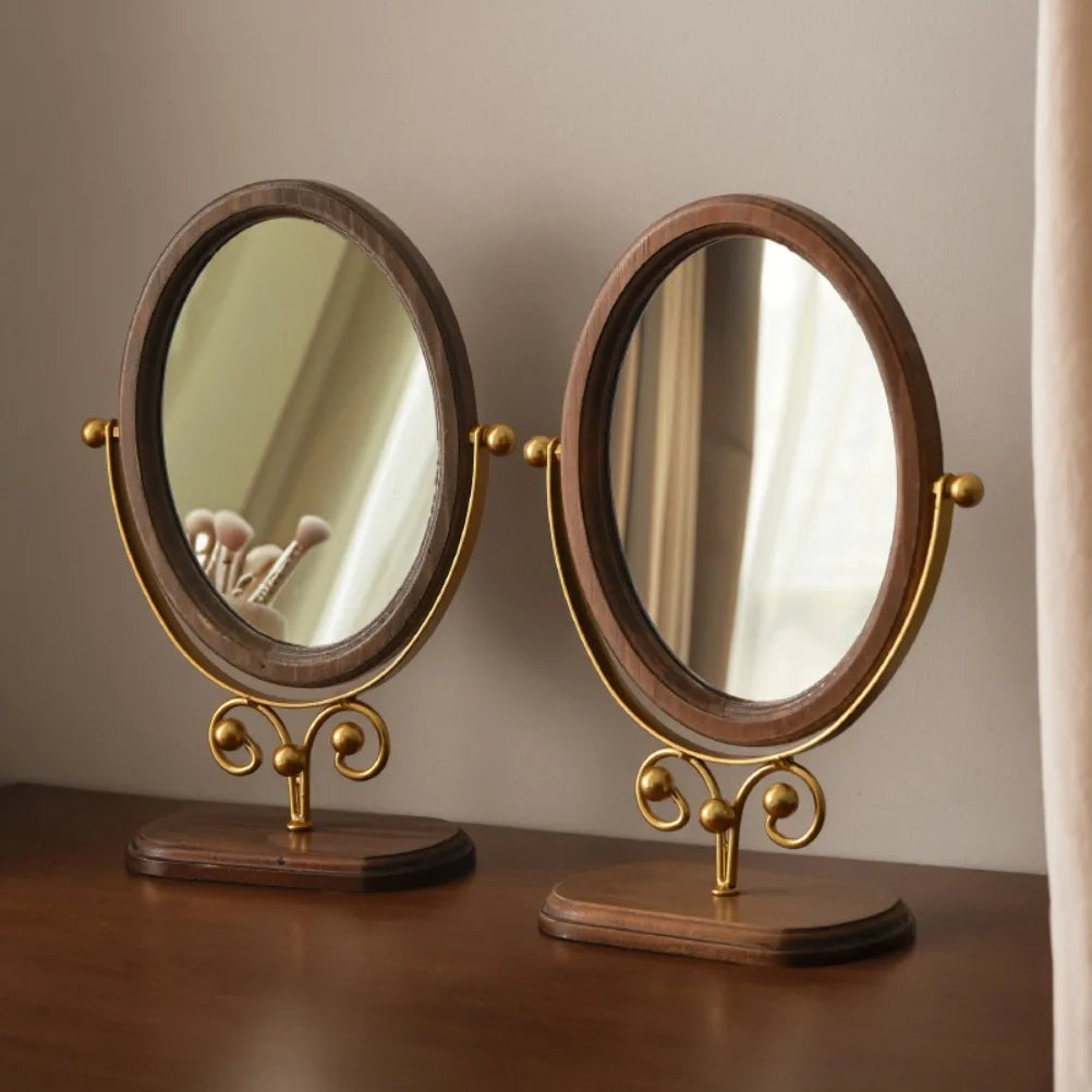 Duo de miroirs à poser ovales en bois pivotant sur pied doré enroulé, socle en bois, sur console avec pinceaux maquillage - Nesty
