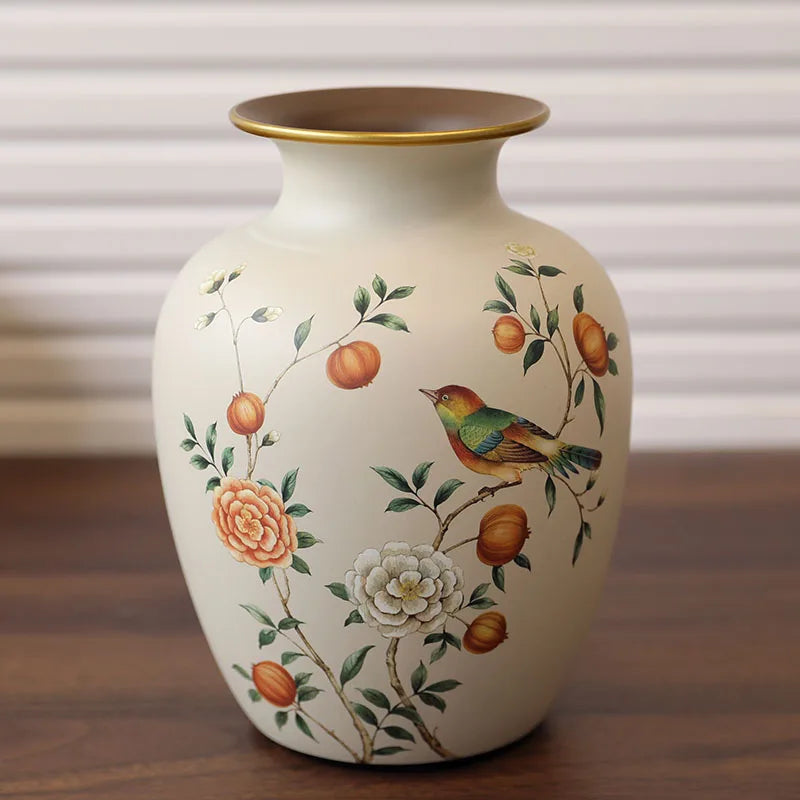 Vase en céramique de style classique, table à manger Nesty, même vase de trois-quarts, motif oiseau et fleurs, fond rayé beige