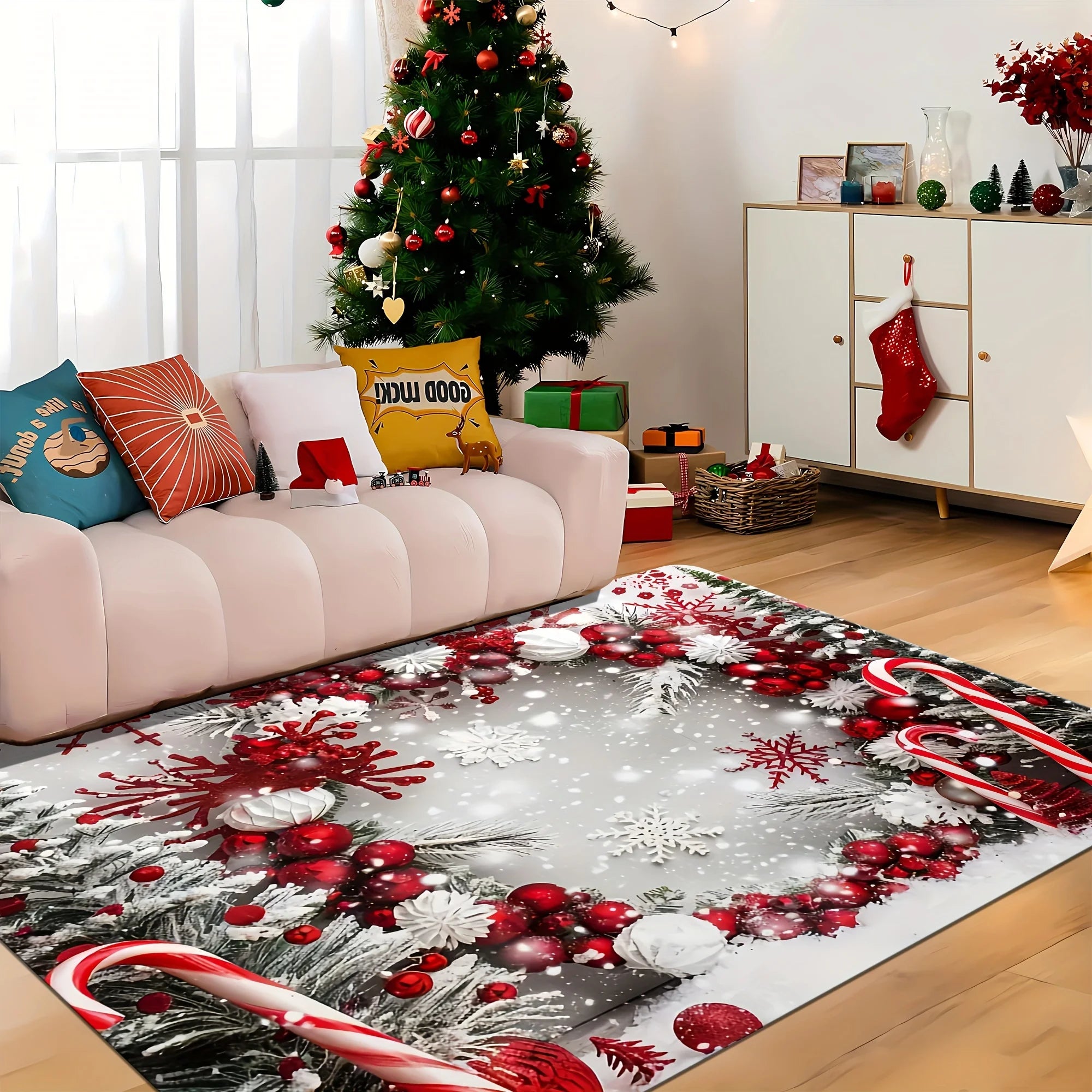 Tapis à motif de couronne de Noël rouge et blanche sur fond gris, posé dans un salon devant un canapé clair et un sapin décoré.
