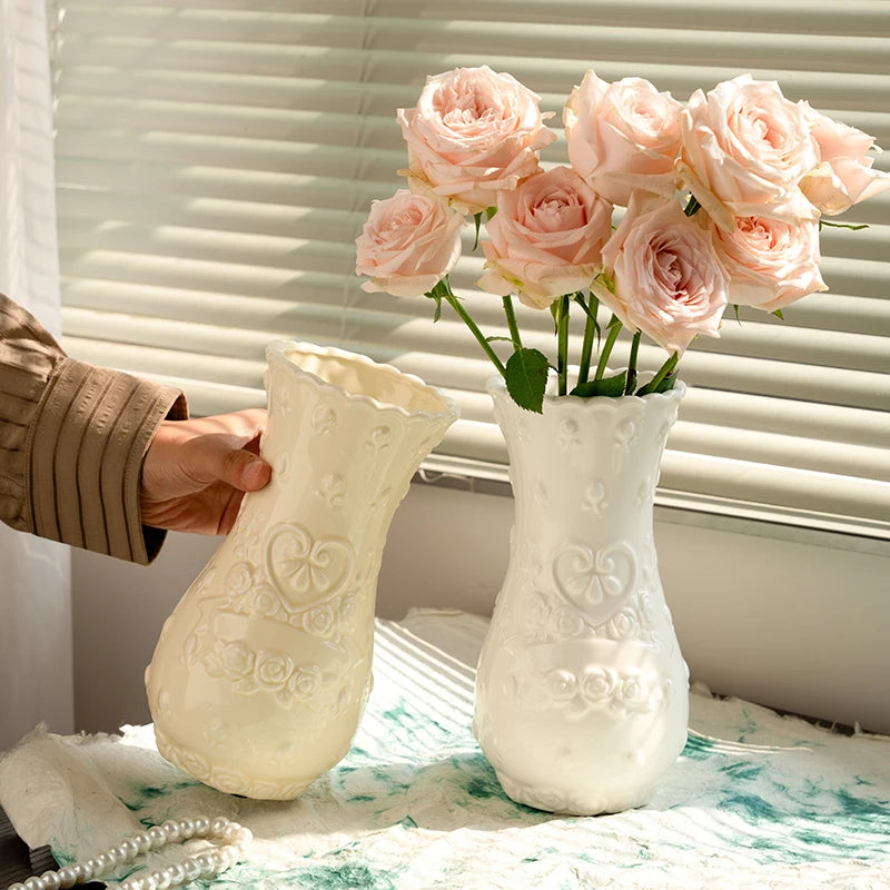 Vase en céramique à relief de roses, style rétro - Nesty (vue 2)
