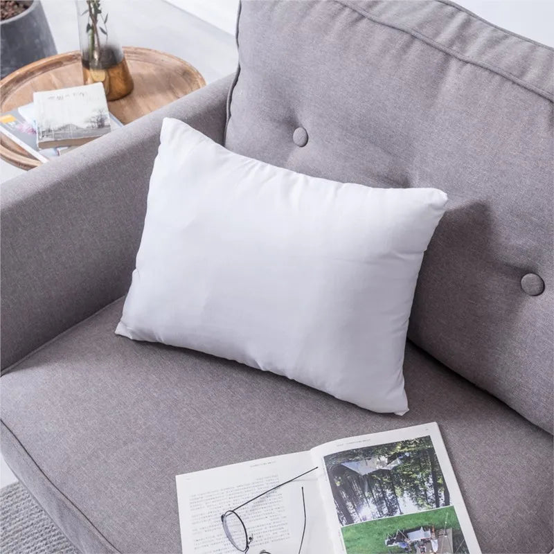 Coussin de rembourrage blanc Nesty - Format rectangulaire, posé sur un canapé