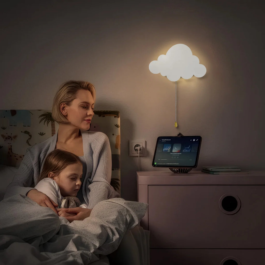Applique nuage Nesty - Veilleuse murale au-dessus d'une table de chevet, mère et enfant endormis dans le lit